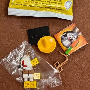 LEGO Looney Tunes "Speedy Gonzales" colt-8  Stand, Accessories, Pamphlet &  Bag.